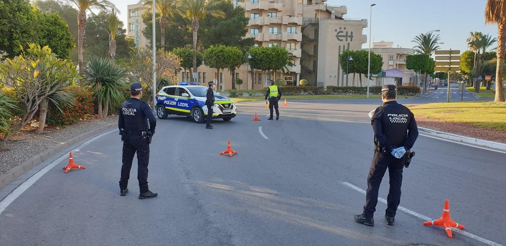 La  Policía Local ejidense intensifica los controles para evitar los desplazamientos a segundas residencias