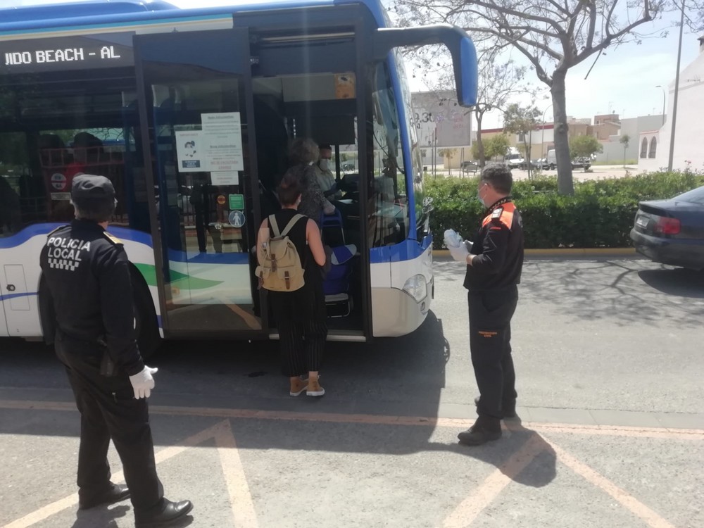 Policía Local y Protección Civil de El Ejido reparte mascarillas entre los usuarios del transporte público