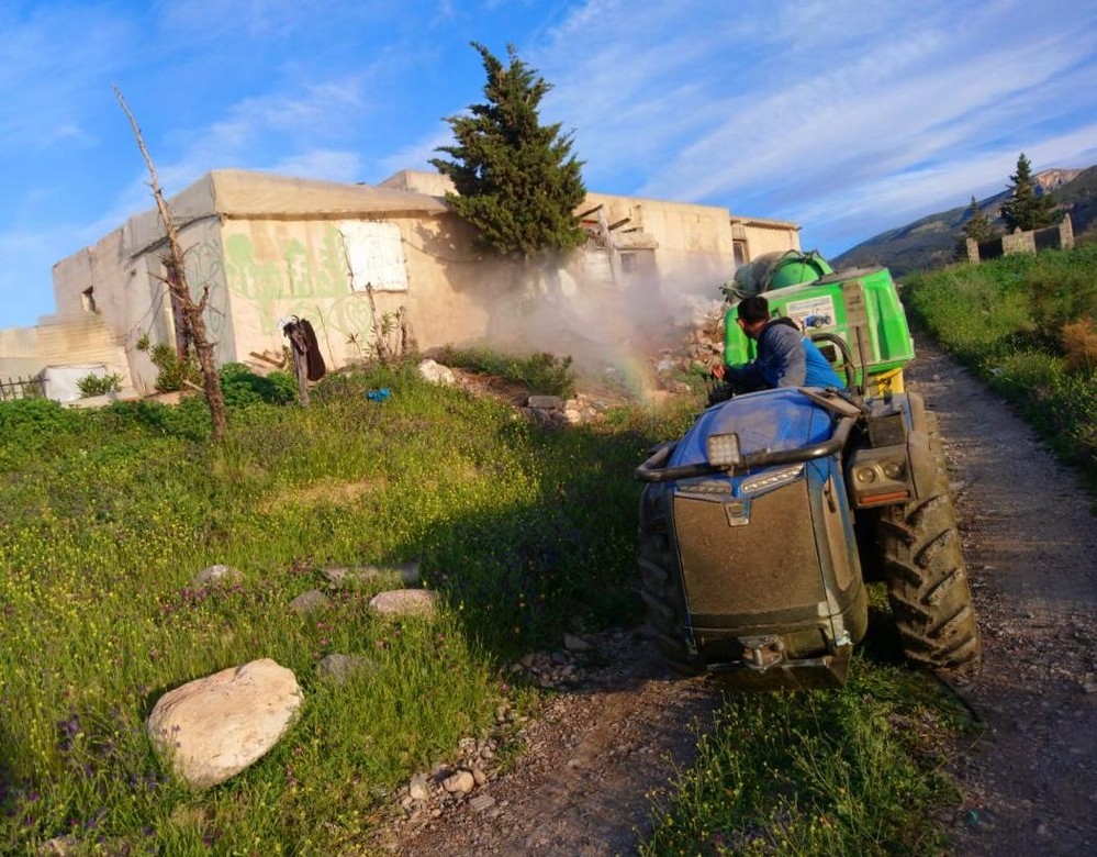 El Ayuntamiento de El Ejido atiende los servicios básicos y bienes de primera necesidad de cerca de 300 personas en situación vulnerable y con escasos recursos que residen en las zonas de asentamiento