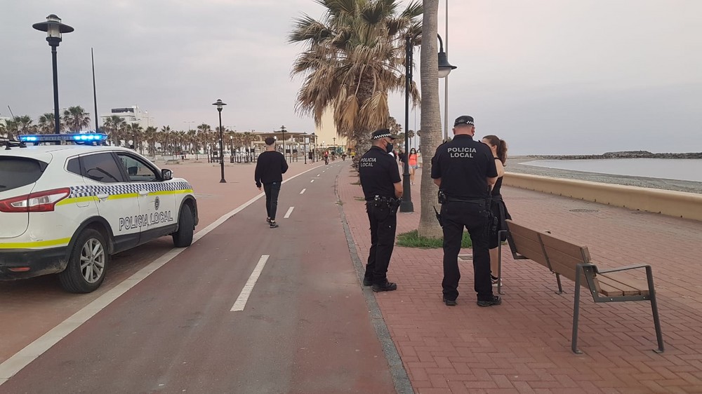 La Policía Local de Adra intensifica la vigilancia  con la entrada en la Fase 1