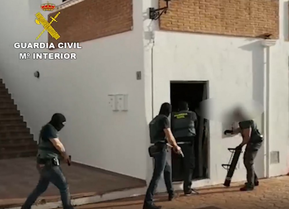 La Guardia Civil detiene a un vecino de Adra y otro de Berja y localiza dos plantaciones con más de 300 plantas de marihuana