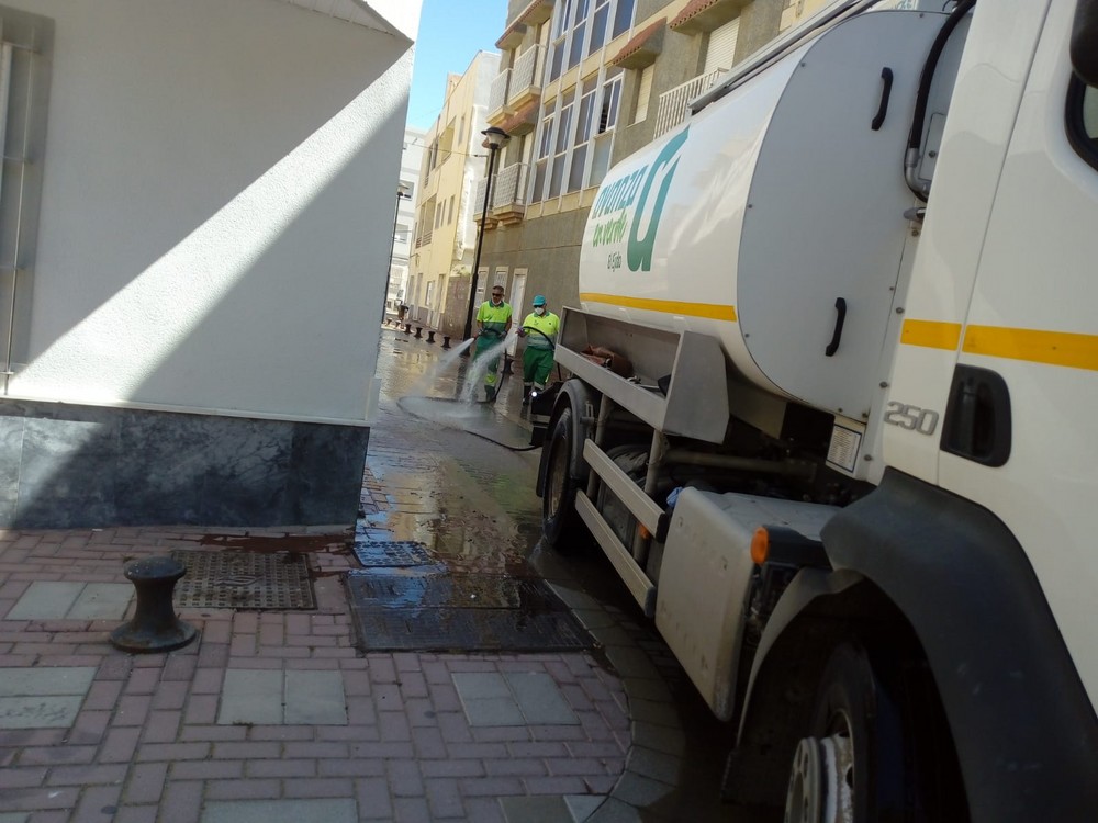 Los tratamientos de limpieza en contenedores y mobiliario urbano se cuadruplican en El Ejido durante el COVID-19