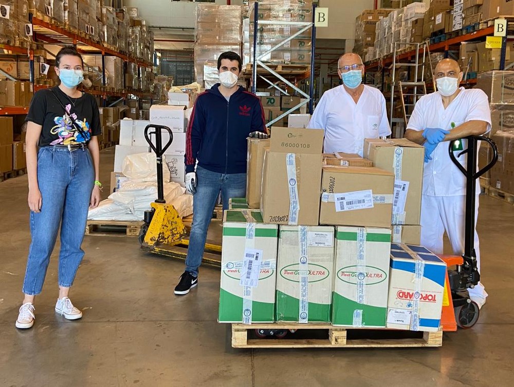 Un grupo de 18 jóvenes ejidenses dona 289 trajes buzos y medio centenar de cubrezapatos desechables al Hospital de Poniente