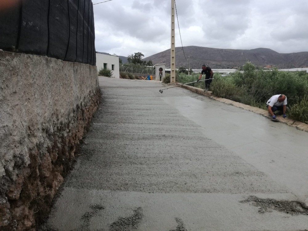 Comienzan los trabajos de mejora del camino rural Cortijo Grande de Dalías