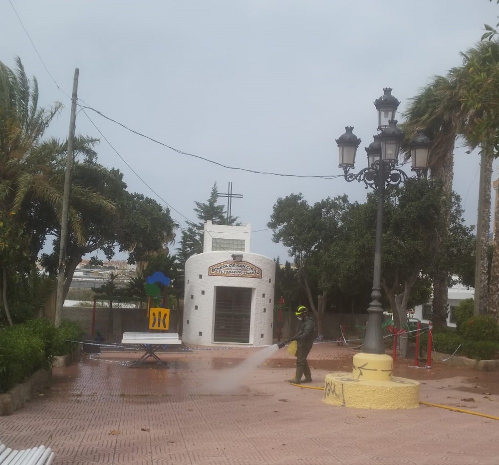 Vícar intensifica la limpieza y desinfección de parques, plazas y entornos de centros educativos