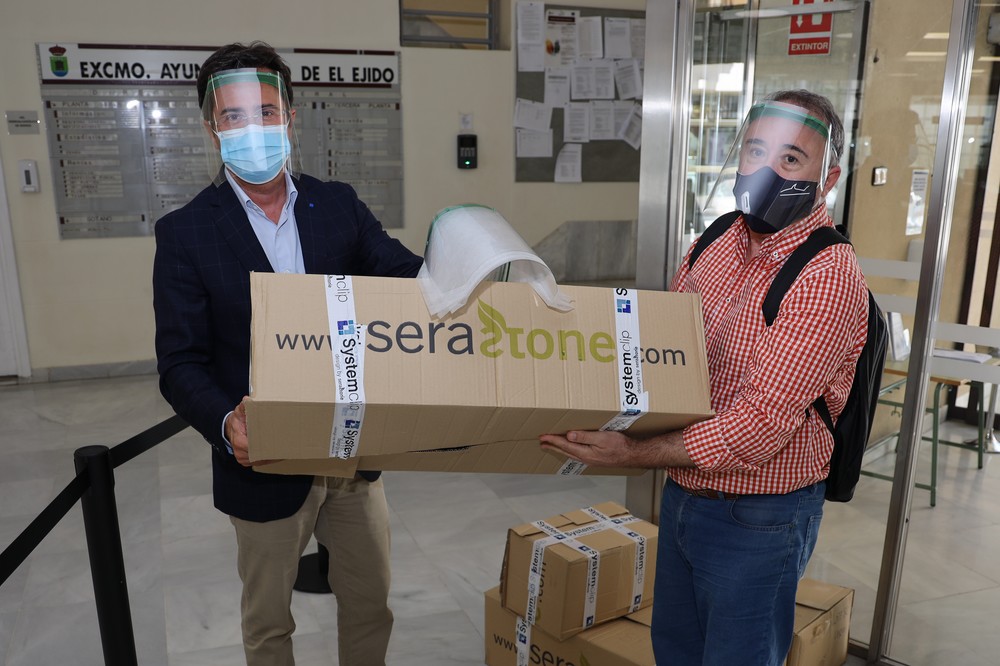 La campaña ‘Si Tú caes Yo caigo’ dona 400 viseras de protección frente el COVID-19 al personal municipal de El Ejido