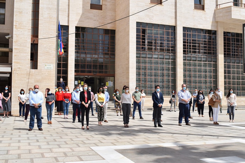 El Ayuntamiento de El Ejido guarda un minuto de silencio en memoria de todas las víctimas de la pandemia por el COVID-19