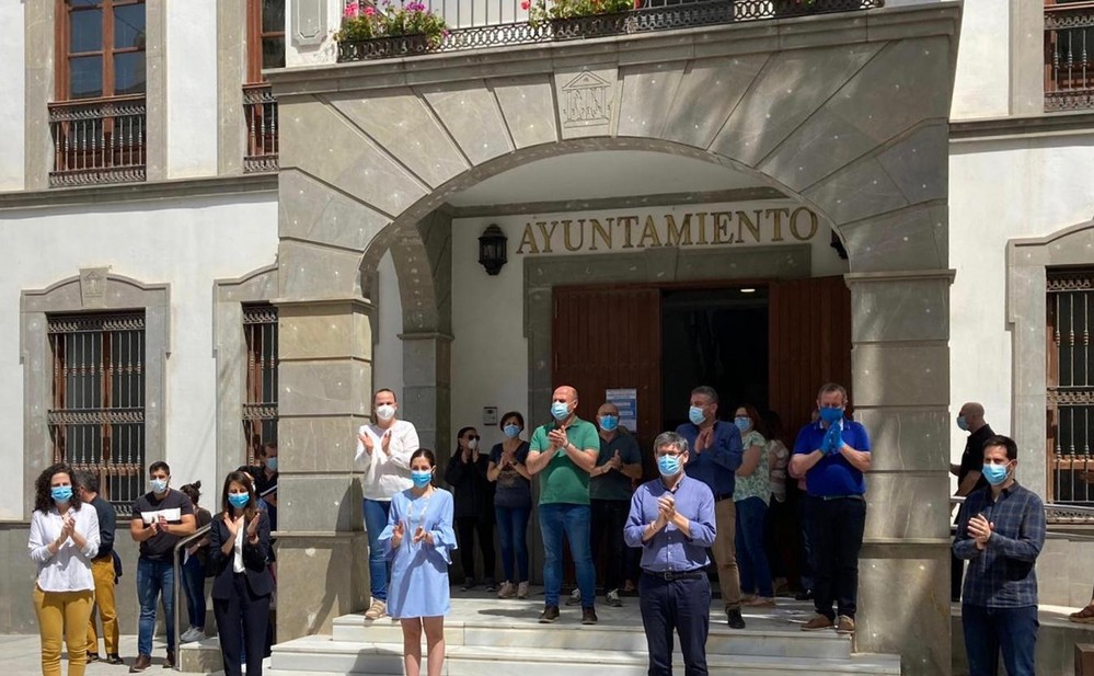 Adra protagoniza un minuto de silencio por los fallecidos como consecuencia del COVID-19