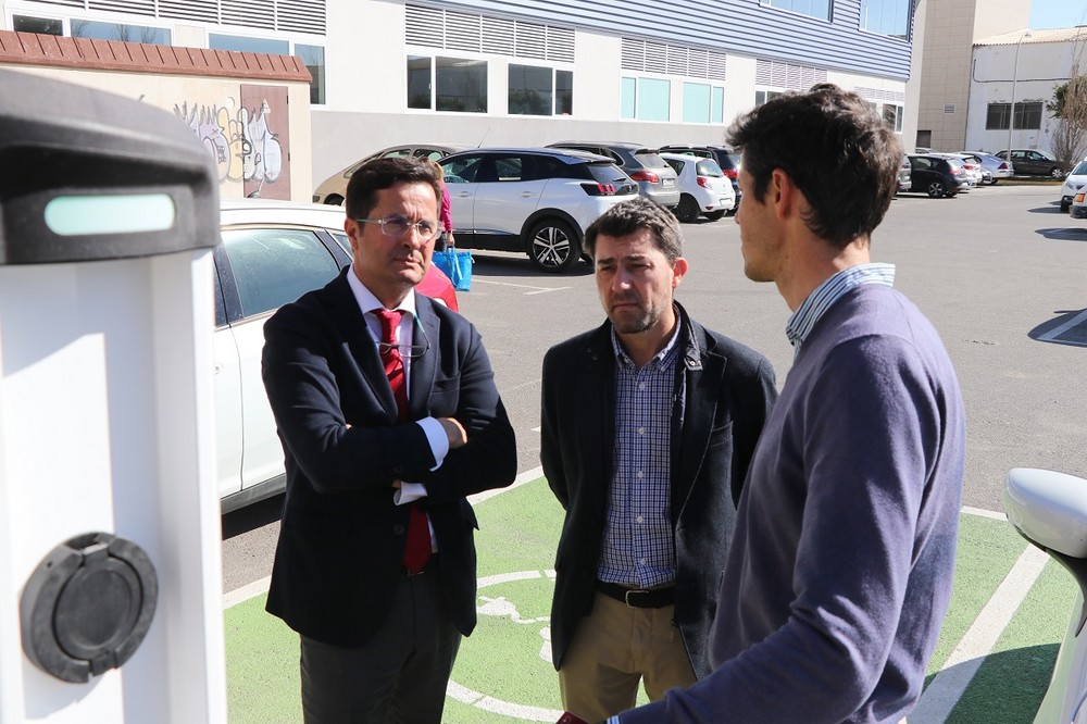 El Ejido contará en los próximos meses con diez tomas para recargar vehículos eléctricos