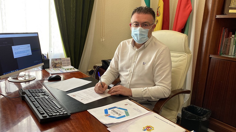 El alcalde de Berja firma un convenio con UPTA Andalucía para fortalecer el empleo autónomo