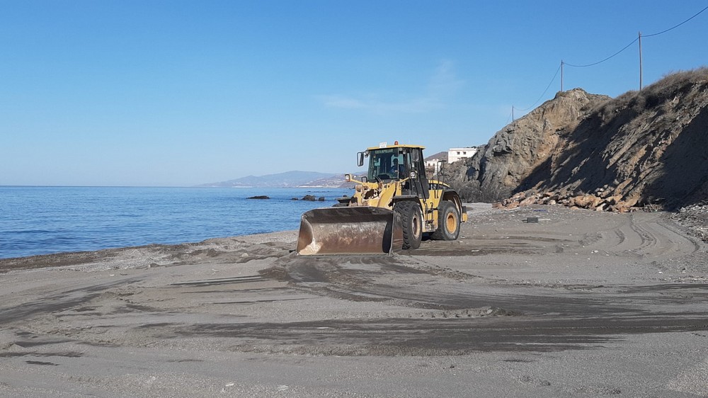 Continúan las labores de limpieza y adecuación de las playas de Adra de cara a la época estival