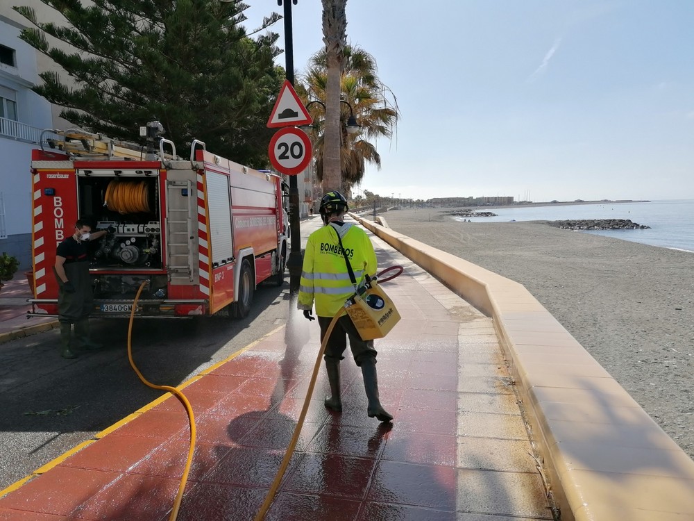 El Consorcio de Bomberos del Poniente colabora con el Ayuntamiento en la labor de desinfección de las calles