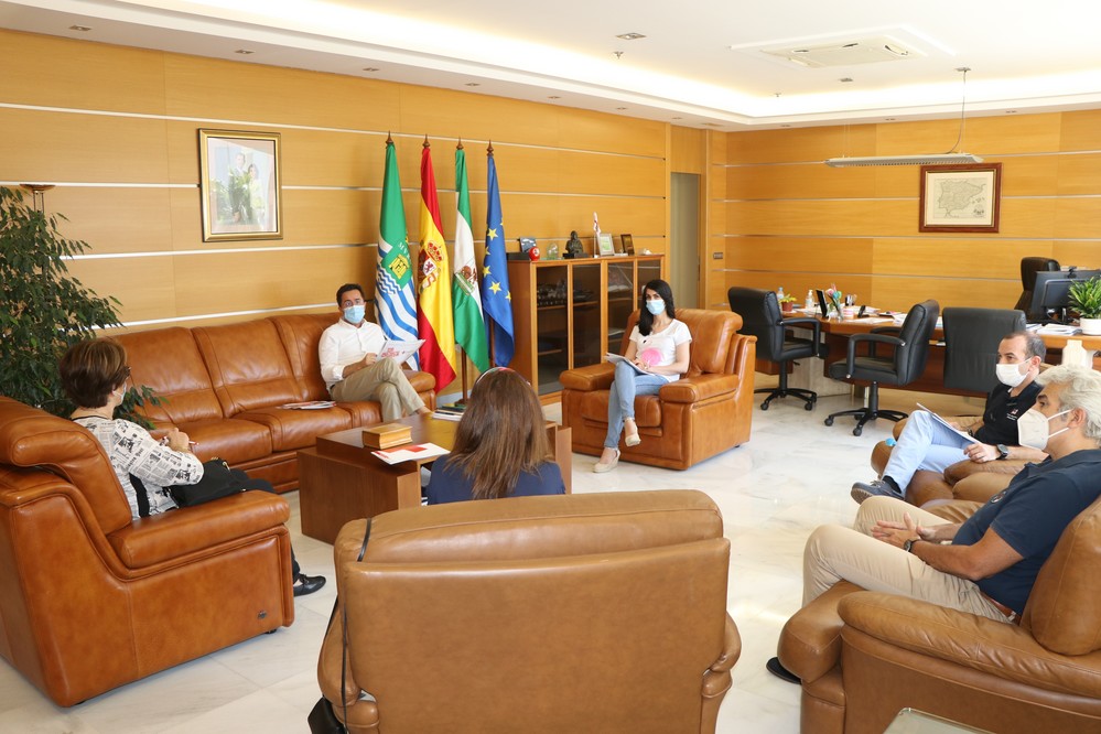 Ayuntamiento de El Ejido y Cruz Roja continúan colaborando para aunar esfuerzos en el desarrollo de importantes proyectos sociales