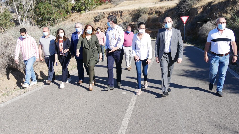 Manuel Cortés y Carmen Crespo visitan el camino de La Parra cuyas obras se iniciarán próximamente