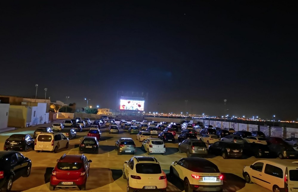 El fuerte viento no frenó la presencia de público para ver Grease en el autocine de Vícar