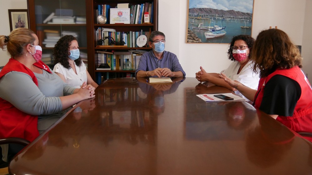 Ayuntamiento de Adra y Cruz Roja firman un acuerdo para ayudar a las personas más vulnerables