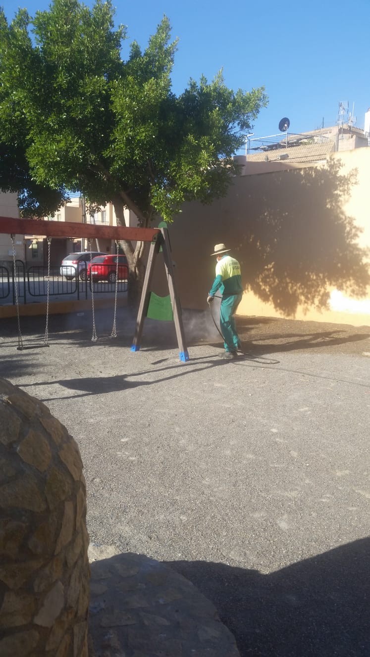 Los parques y plazas de Vícar se preparan para acoger visitantes en la nueva normalidad