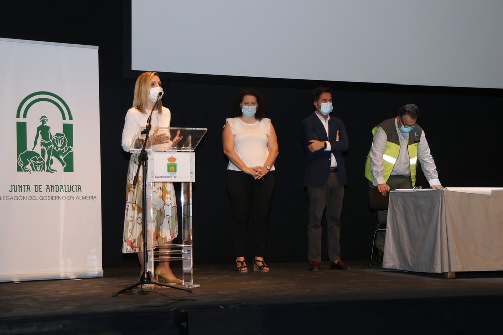 Entrega de material y bienvenida a auxiliares de playa en el Teatro Auditorio de El Ejido