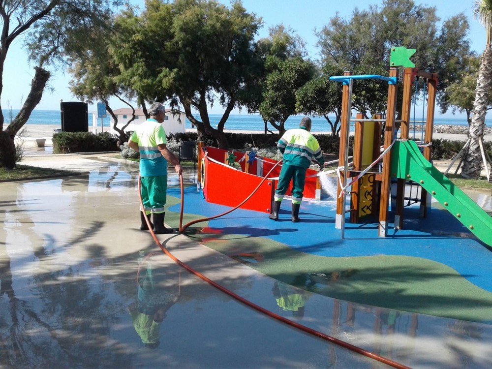 El Ejido lleva a cabo tareas de limpieza y desinfección de los parques, que ya abrirán el lunes