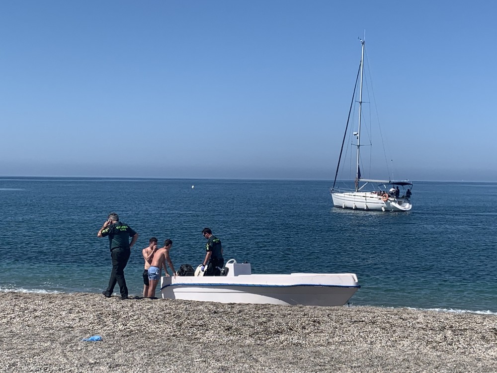 Una patera con una quincena de inmigrantes magrebíes a bordo desembarca en la Playa de Levante de Almerimar
