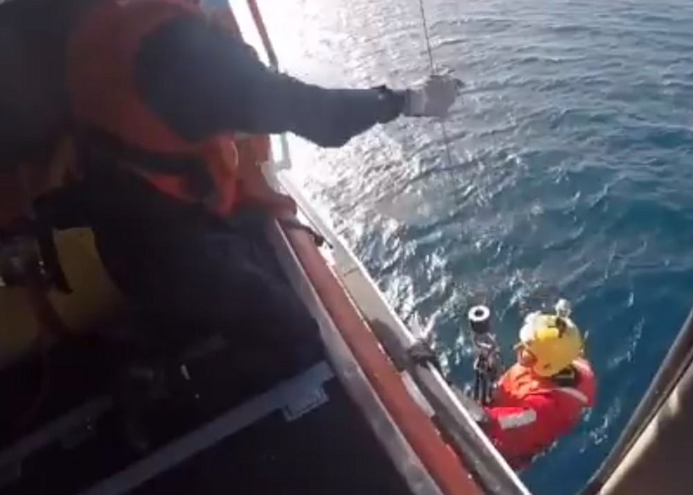 Salvamento Marítimo rescata del mar frente a las costas de Balerma a una persona en kayak que tenía dificultad para salir del agua