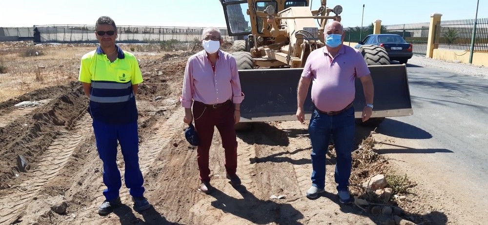 Vícar recibe el apoyo de la Diputación de Almería para el desbroce, nivelación y  limpieza de varios caminos