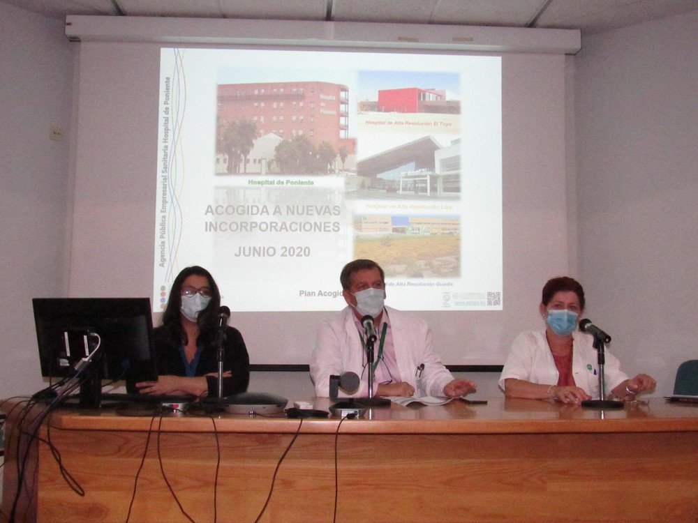 El Hospital de Poniente realiza un acto de acogida para los profesionales que se incorporan a su plantilla en verano