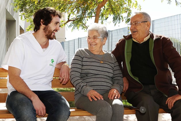 Adra amplía el servicio de ayuda a domicilio con terapias para enfermos de Alzheimer