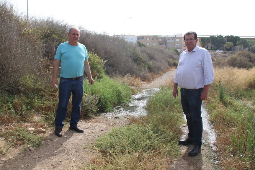 El PSOE de El Ejido exige al alcalde que acabe de una vez con los vertidos de aguas residuales y los  vertederos improvisados en el barrio de La Loma de la Mezquita