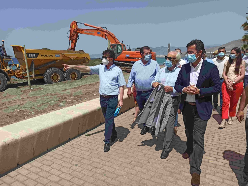 Manuel de la Fuente y Francisco Góngora visitan en Balerma las obras de aportación de arena en el litoral ejidense