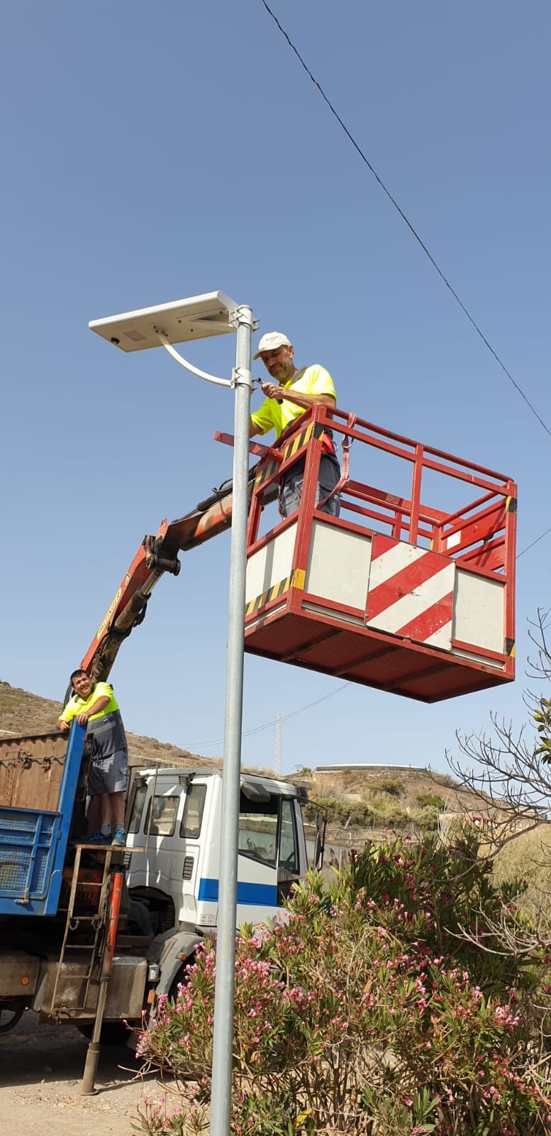 El Ayuntamiento de Adra instala una treintena de luminarias solares LED en núcleos diseminados