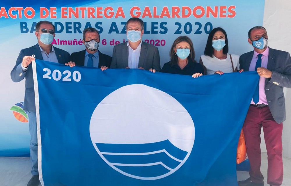 Adra recoge las cuatro Banderas Azules que sellan la calidad de sus playas