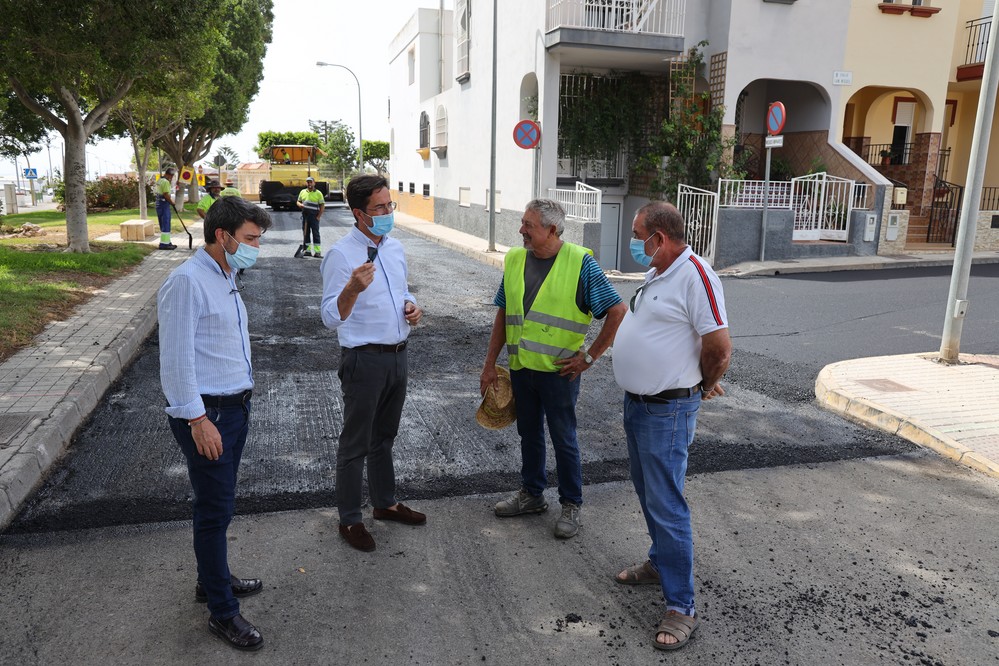 Las obras de reasfaltado dentro de la III Fase del Plan de Regeneración y Pavimentación de Viales suponen una importante mejora en varias calles de Pampanico