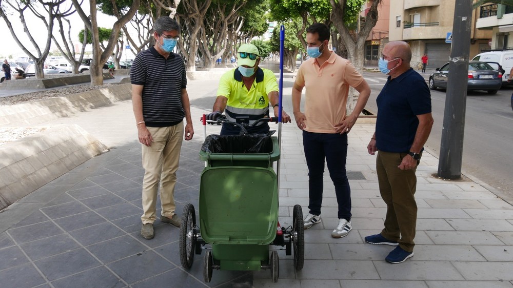 Ayuntamiento de Adra incorpora un triciclo eléctrico  para incrementar la limpieza en los espacios públicos
