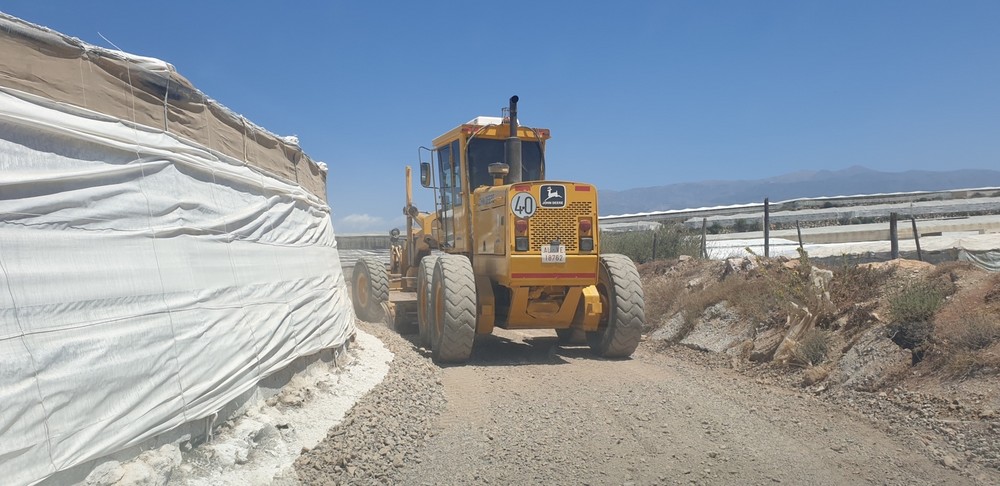 El gobierno local aprovecha el periodo estival para intensificar las tareas de desbrozado y limpieza de cunetas del tejido viario municipal para mejorar así su seguridad y condiciones de uso