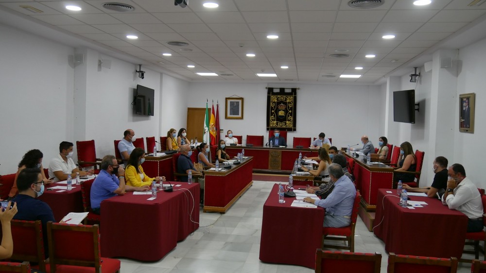 Adra agiliza la autorización para el baldeo de fachadas y establece un horario por seguridad