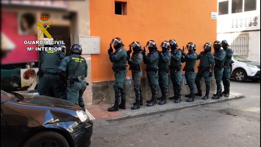 La Guardia Civil desarticula una red delictiva dedicada a la venta de droga “low cost”  en Roquetas de Mar