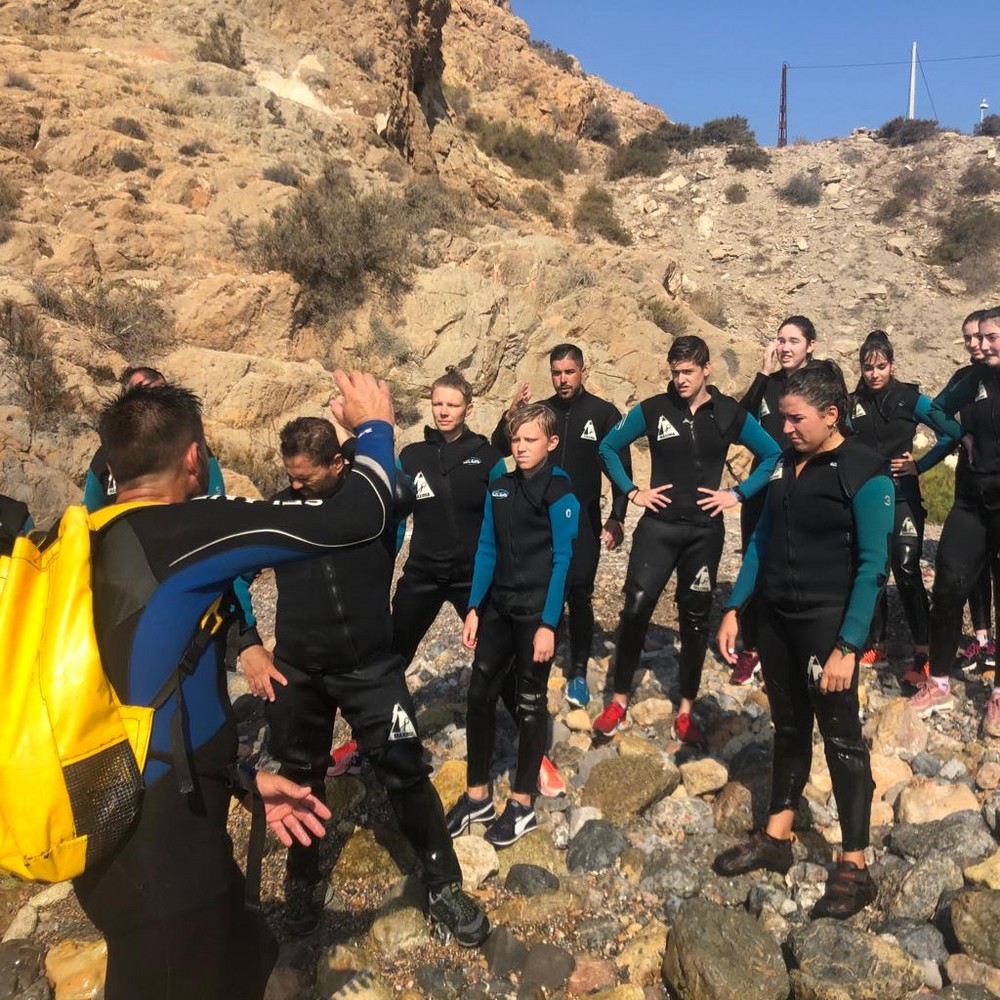 20 jóvenes abderitanos participan en una jornada de coasteering organizada por el Ayuntamiento