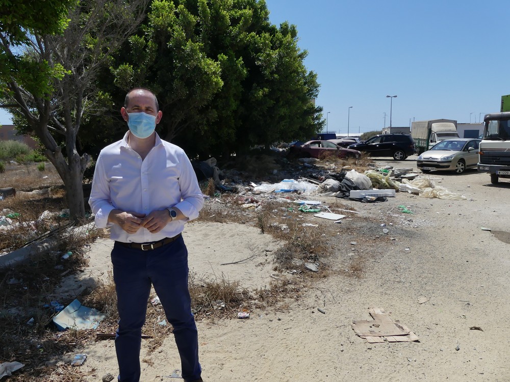 Vargas: “Urgimos al Ayuntamiento a limpiar los vertederos incontrolados en solares y parcelas de El Ejido y sus núcleos”