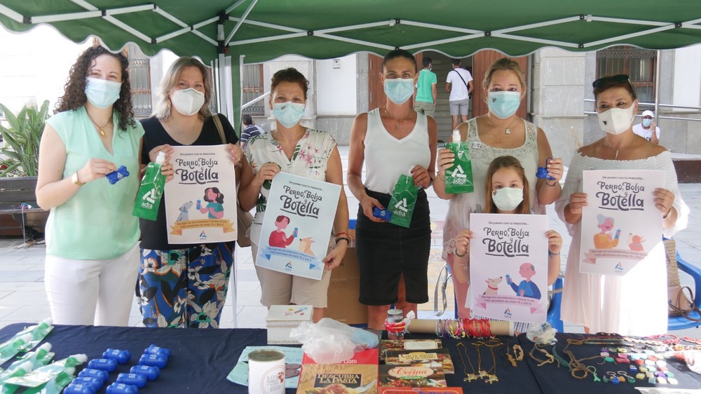 Adra inicia la campaña de sensibilización para que los propietarios de mascotas usen botella higienizante