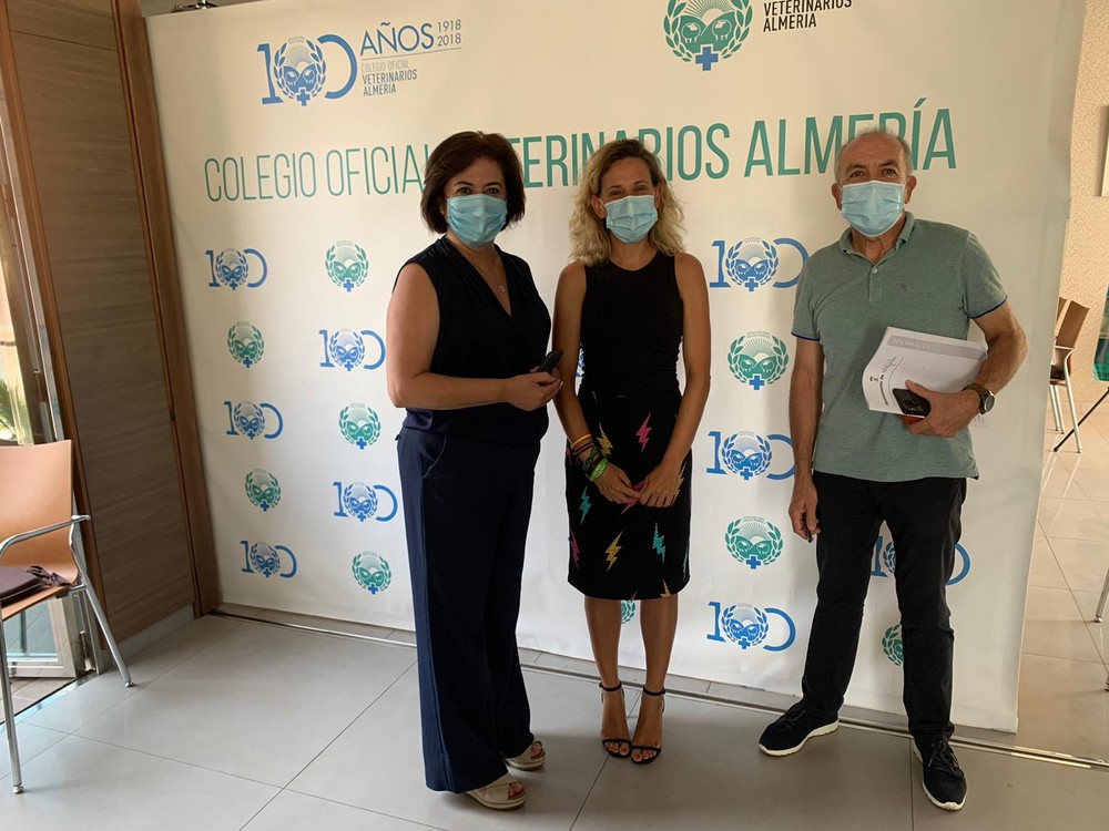 La edil de Comercio se reúne en el Colegio de Veterinarios de Almería para abordar la firma del próximo Convenio de Colaboración entre ambas entidades