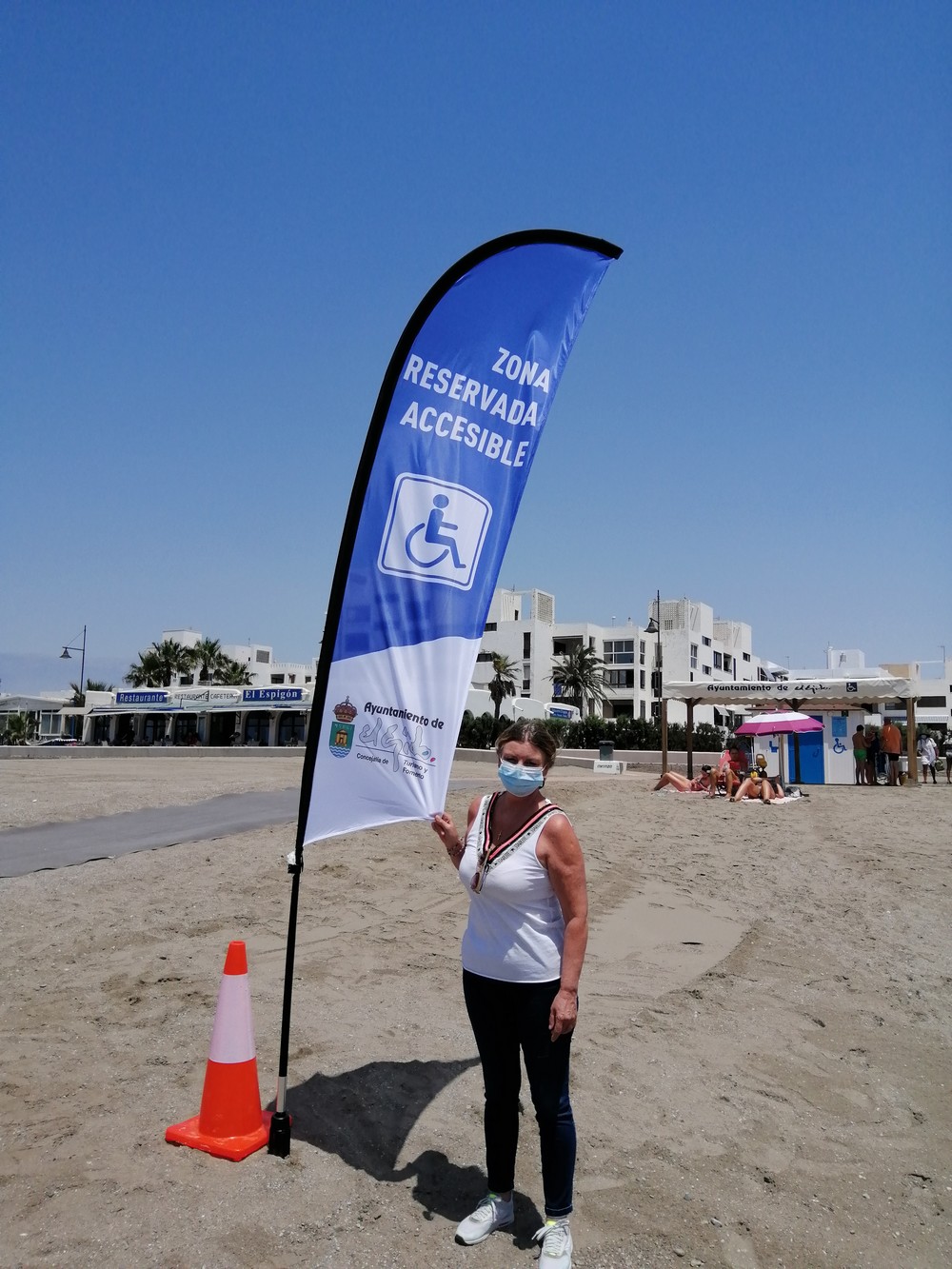 El Ayuntamiento de El Ejido reserva un tramo de playa en Levante destinado a facilitar la estancia en la arena y el acceso al agua de las personas con movilidad reducida