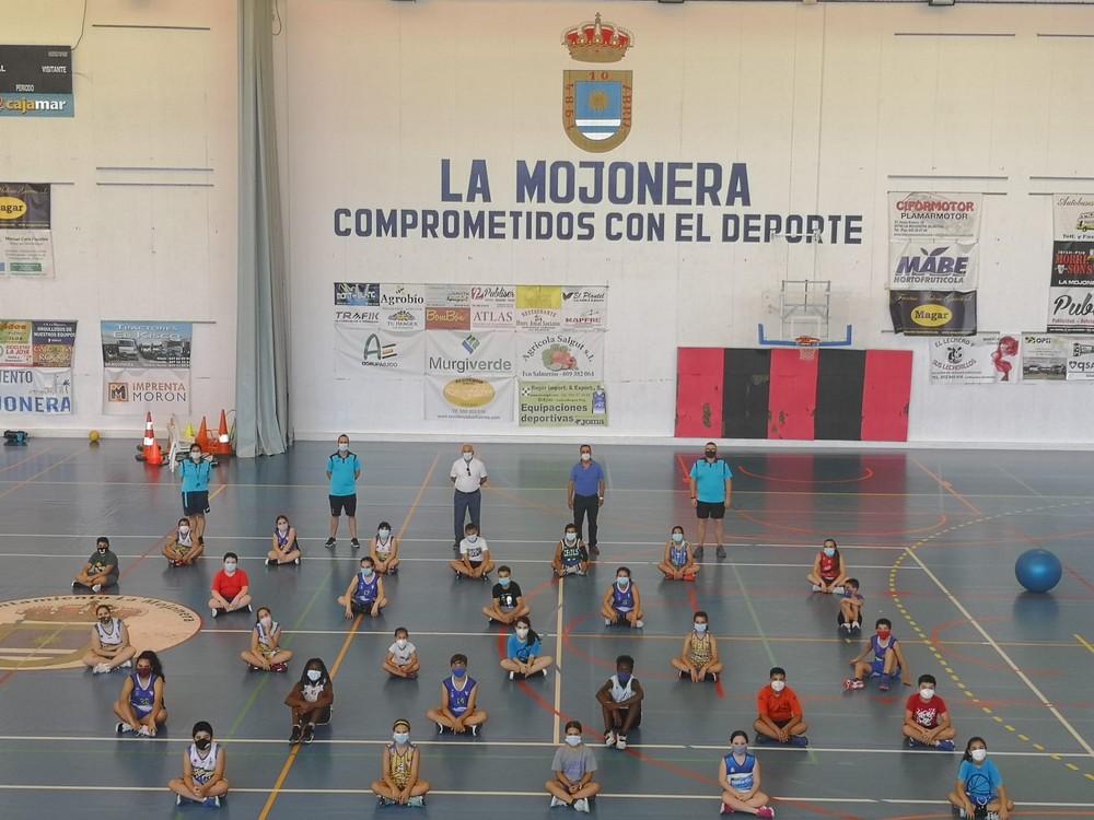 El campus de verano del Club Baloncesto La Mojonera finaliza con “agujetas” de diversión.