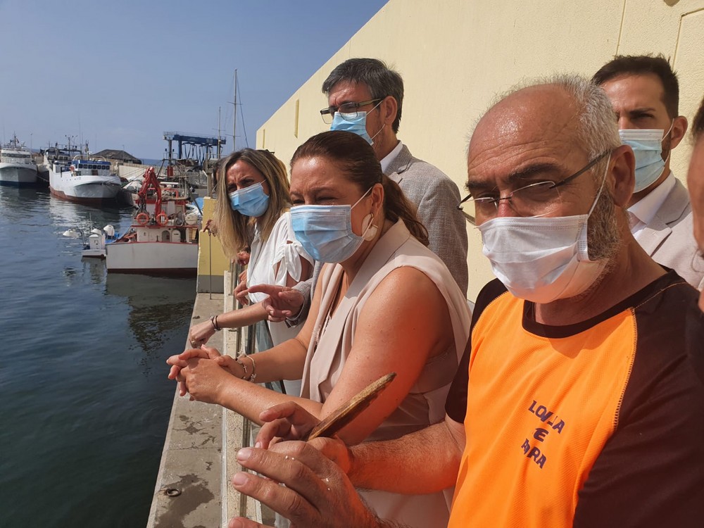 Las consejeras de Pesca y Fomento ponen la primera piedra de la obra de urbanización del puerto de Adra