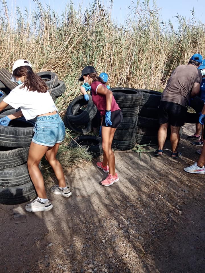 Jóvenes del núcleo de San Agustín participan en la actividad ‘Aprendiendo a mirar Punta Entinas Sabinar’