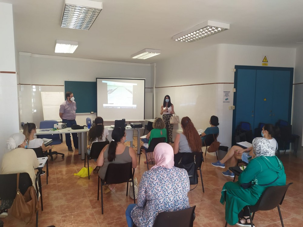 La edil de Servicios Sociales visita la Escuela Agraria de Vícar para impulsar acciones formativas con esta entidad con el fin de mejorar la empleabilidad de sus participantes