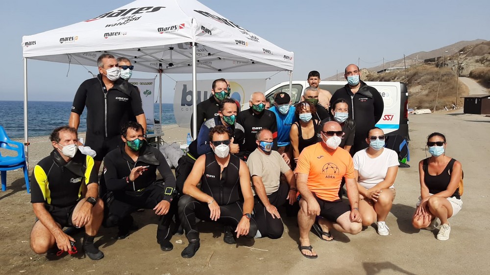 Adra retira residuos plásticos en una nueva limpieza de fondos marinos para cuidar la calidad de la costa
