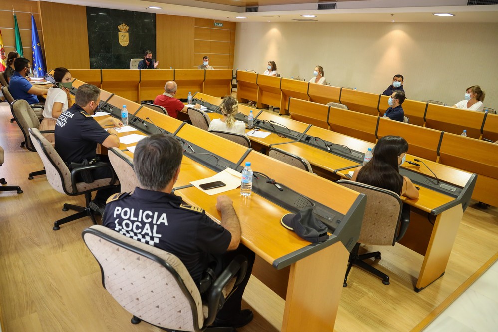 El Ayuntamiento intensifica las labores de desinfección en vías públicas, precinta parques infantiles y zonas de práctica deportiva al aire libre y suspende todas las actividades culturales para evita