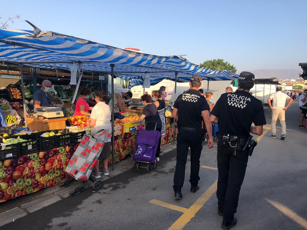La Policía Local realiza labores de inspección por COVID-19 en el mercadillo de El Ejido