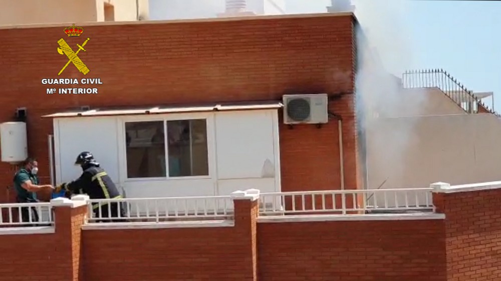 La Guardia Civil auxilia a dos personas durante el incendio de su vivienda en Adra